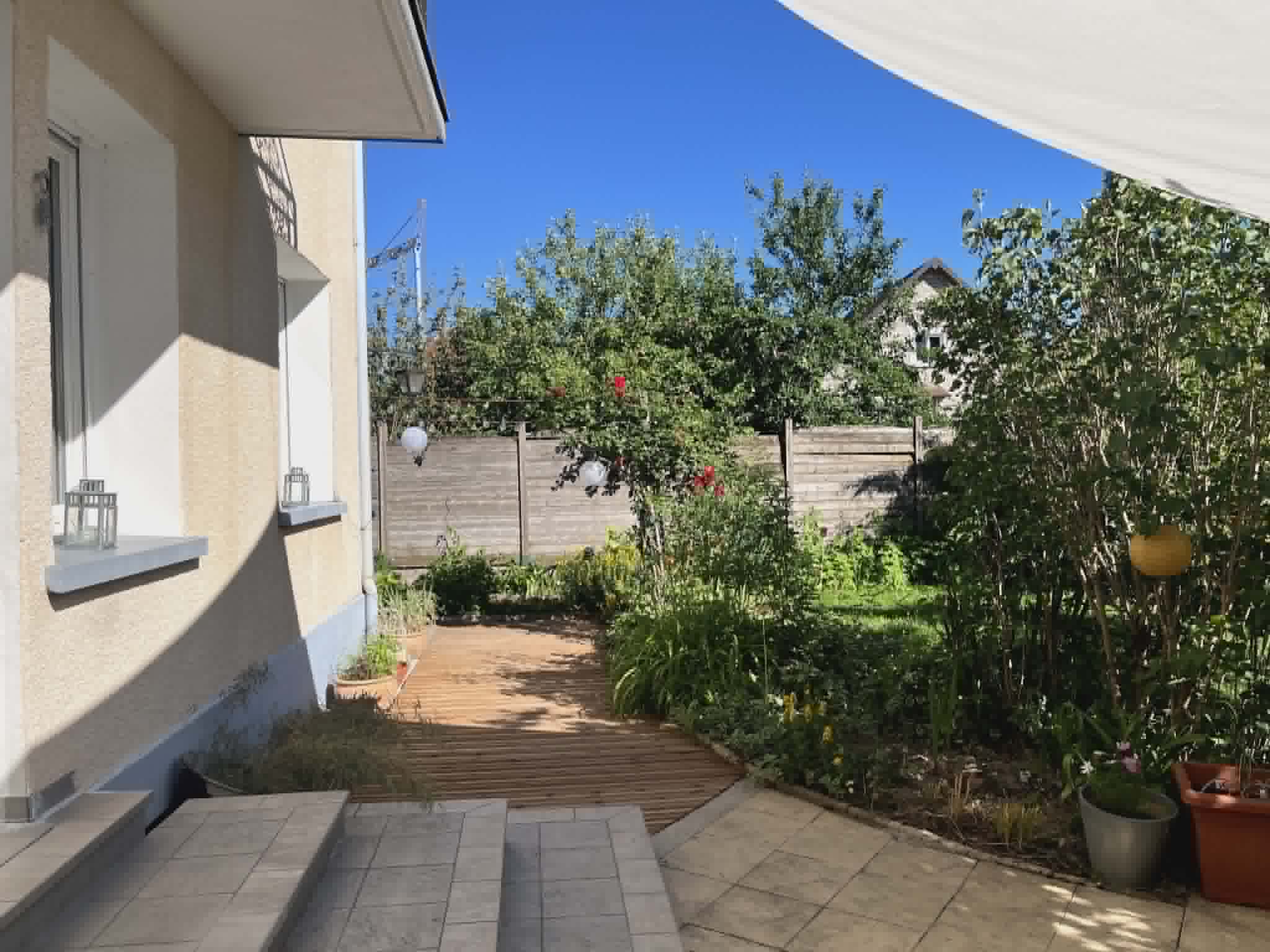 Le jardin et la terrasse du salon