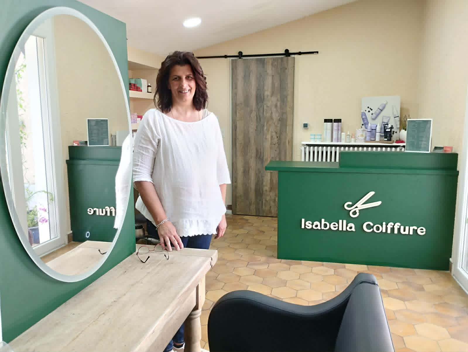 Isabella, fondatrice du salon Isabella Coiffure, dans son salon